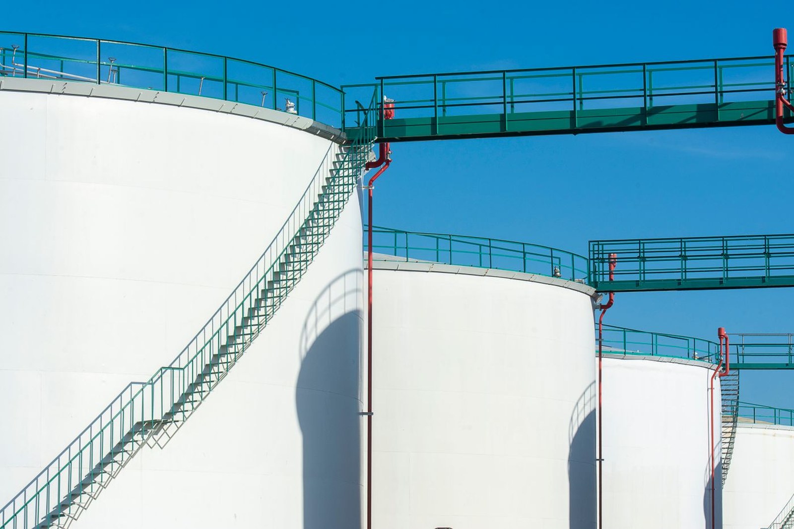From Micro-Foam in Circulating Hydraulic Oil to Bubbles on t