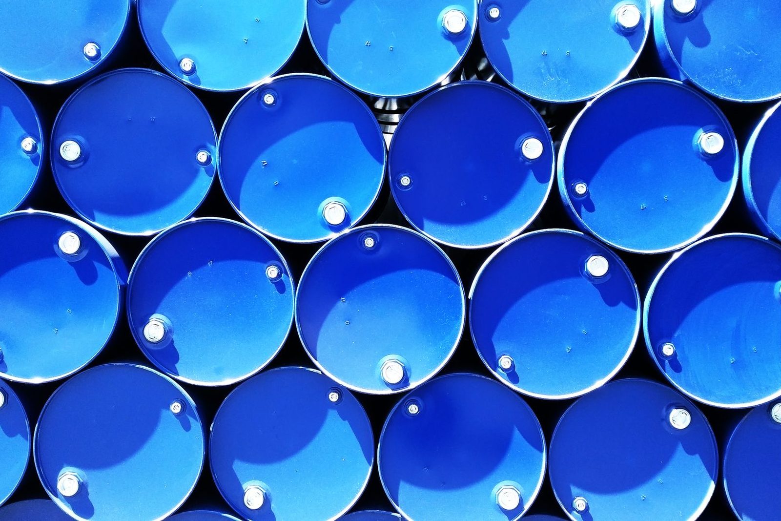 Lubricating-Oil Filling Line Stops the Pump Twice a Shift, M